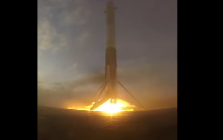 В Сети появилось сенсационное видео исторической посадки первой ступени ракеты SpaceX