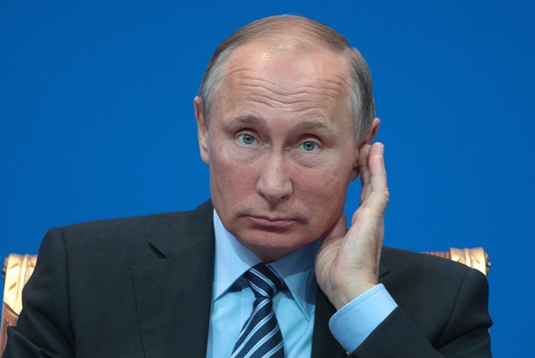 Золотой айфон с изображением Путина: в соцсетях начали в очередной раз шутить над российским лидером - кадры