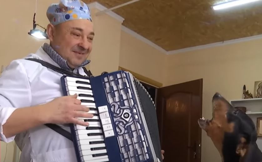 В Черновцах ветеринар Валерий Допиряк спел с таксой – видео стало хитом Интернета