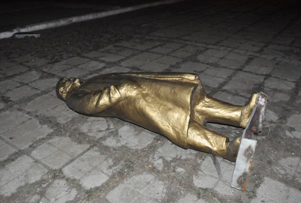 В Запорожской области неизвестные свалили памятник Ленину