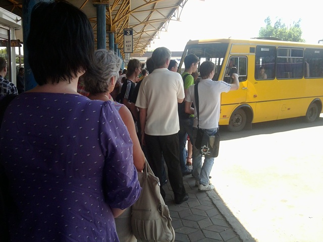 Донецк "майданит": маршрутчики не вышли на рейсы – пассажиры часами ждут единственный автобус