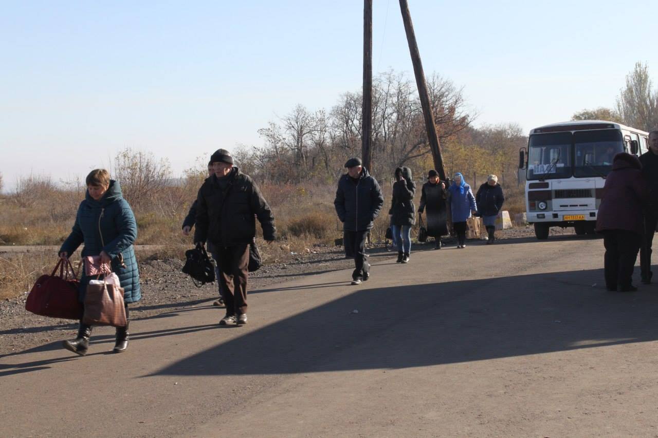 Генерал Наев спас 46 жителей Донбасса, которых боевики "вытолкали" в серую зону