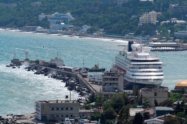 Турецкое судно незаконно вошло в порт Ялты