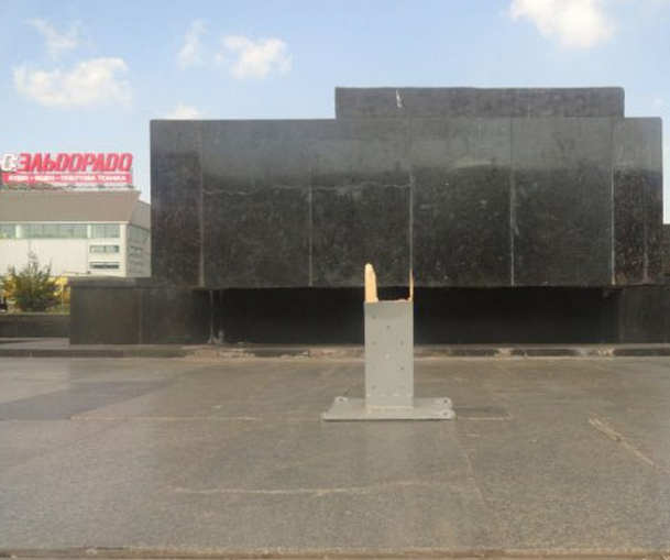 В Мариуполе вандалы сломали крест, установленный у постамента где ранее находился памятник Ленину 