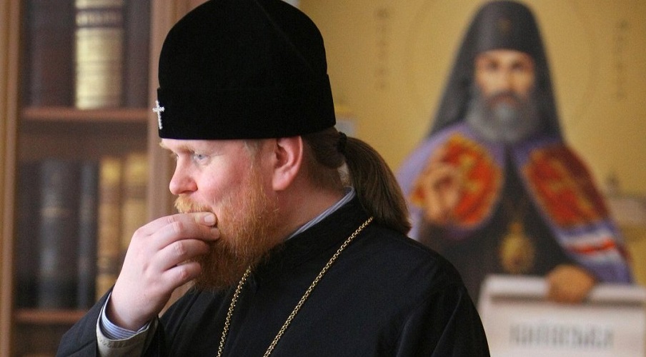 Благодарил за Томос и наградил Порошенко: архиепископ ПЦУ обвинил Филарета во лжи