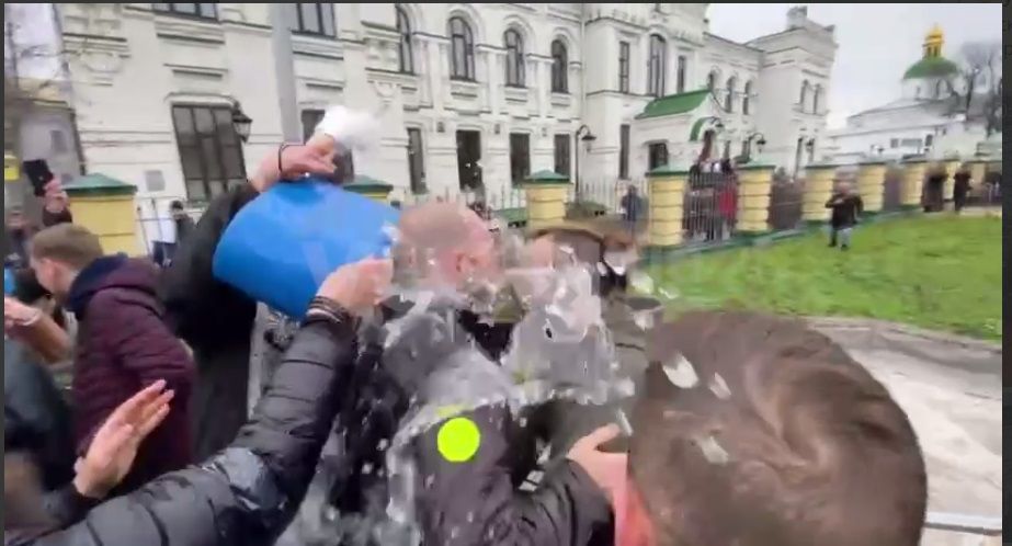 Противостояние в Лавре: московский поп "УПЦ" облил журналистов водой из ведра - видео