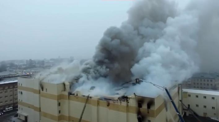 В здании сгоревшего ТЦ в Кемерово рухнула крыша и перекрытия этажей: количество жертв пожара резко увеличилось