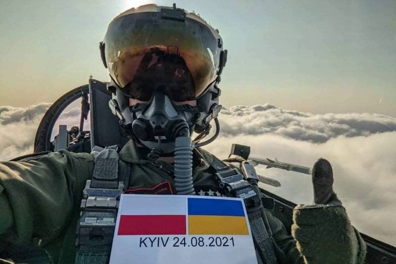 Пилот ВВС Польши на F16 в небе над Киевом красиво поздравил Украину с Днем Независимости