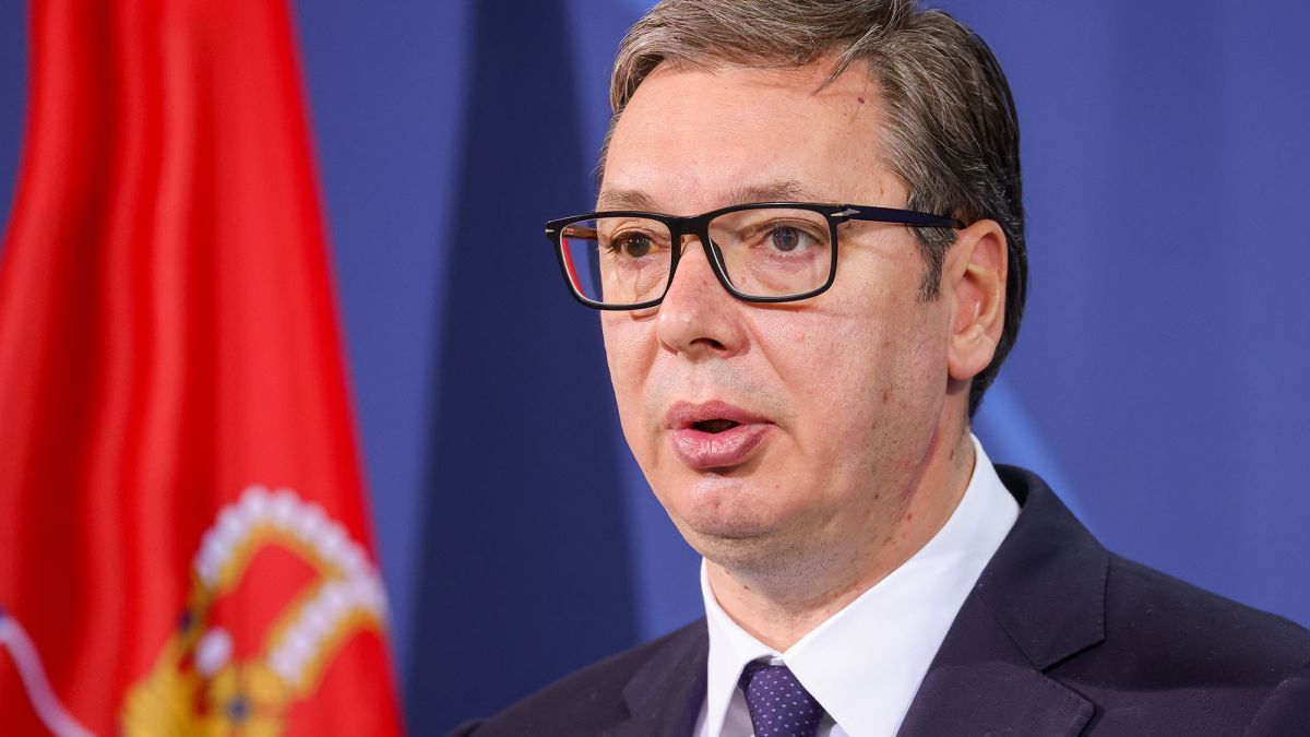 Президент Сербии Вучич, вылетевший на парад к Путину, внезапно застрял в Баку – СМИ