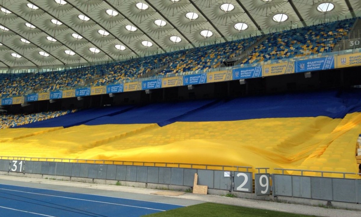 Во время футбольного матча между сборными Украины и Исландии на НСК "Олимпийский" развернули самый большой в мире украинский флаг