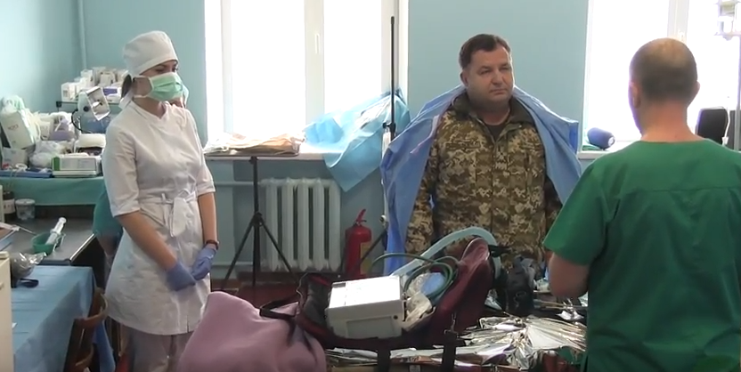 Министр обороны Украины проведал раненых украинских бойцов в госпитале – кадры