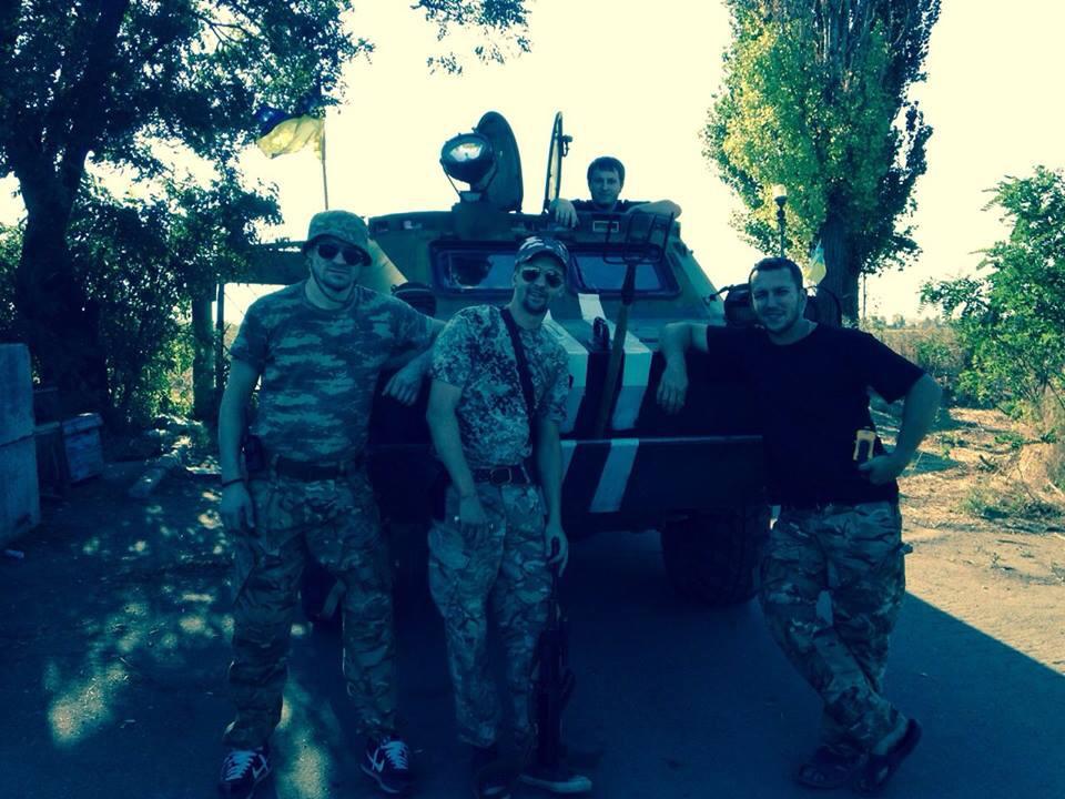 Ляшко подарил батальону "Шахтерск" БРДМ с вилами