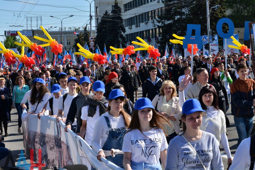 В оккупированном Донецке жителей вербуют в организацию "Донецкая республика": вступившим обещают скидки в магазинах