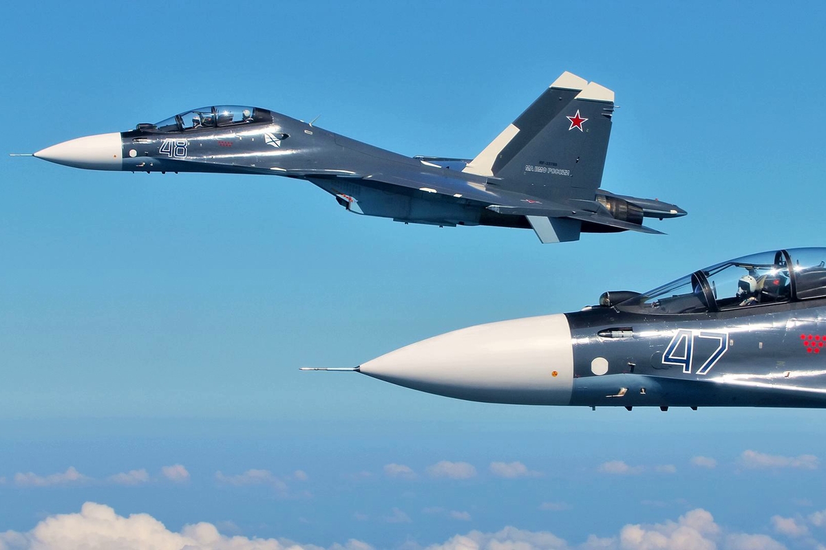 РФ подняла в воздух боевую авиацию из-за бомбардировщиков В-1 США и украинских "Су-27" в Черном море - видео