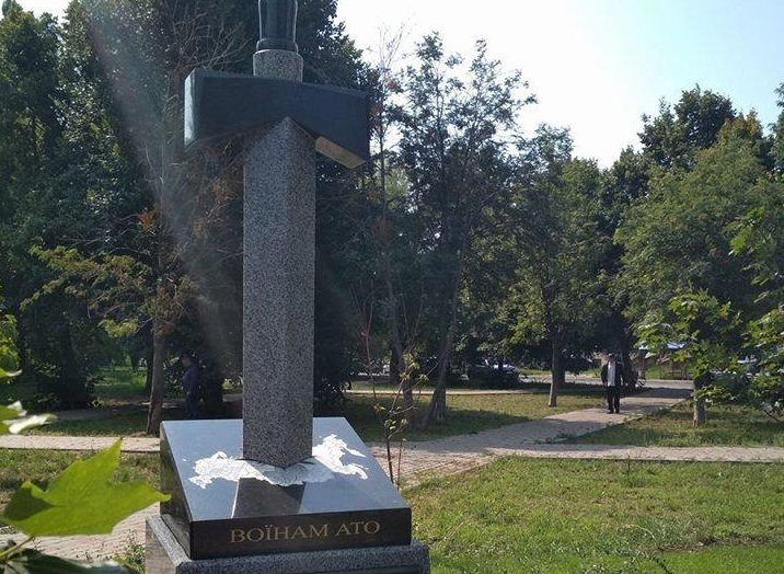 Украина "вонзила" меч в сердце России: в столице страны установили символический мемориал воинам украинско-российской войны на Донбассе