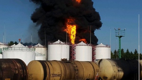 Журналист: горящая нефтебаза подозревалась в торговле контрабандным топливом