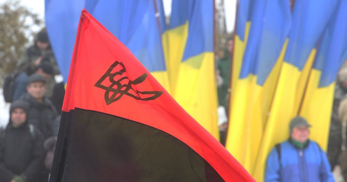 Гражданин РФ поиздевался над украинским флагом ОУН под Киевом - дальше произошло непредвиденное 