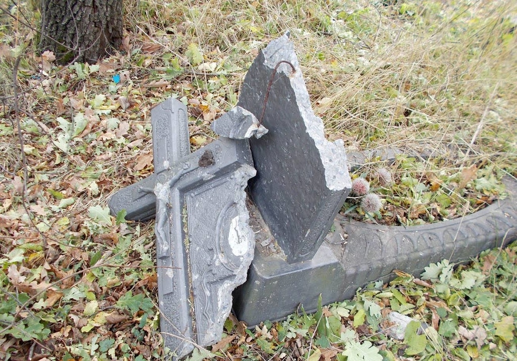 Террористы "ДНР" снова раскурочили кладбище в Авдеевке: кадры с места разрушений шокируют