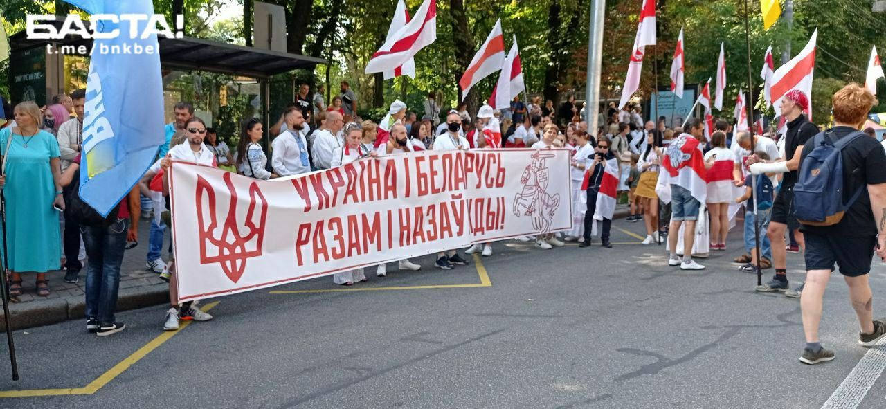 В Киеве белорусы исполнили известную кричалку о Путине в День Независимости 