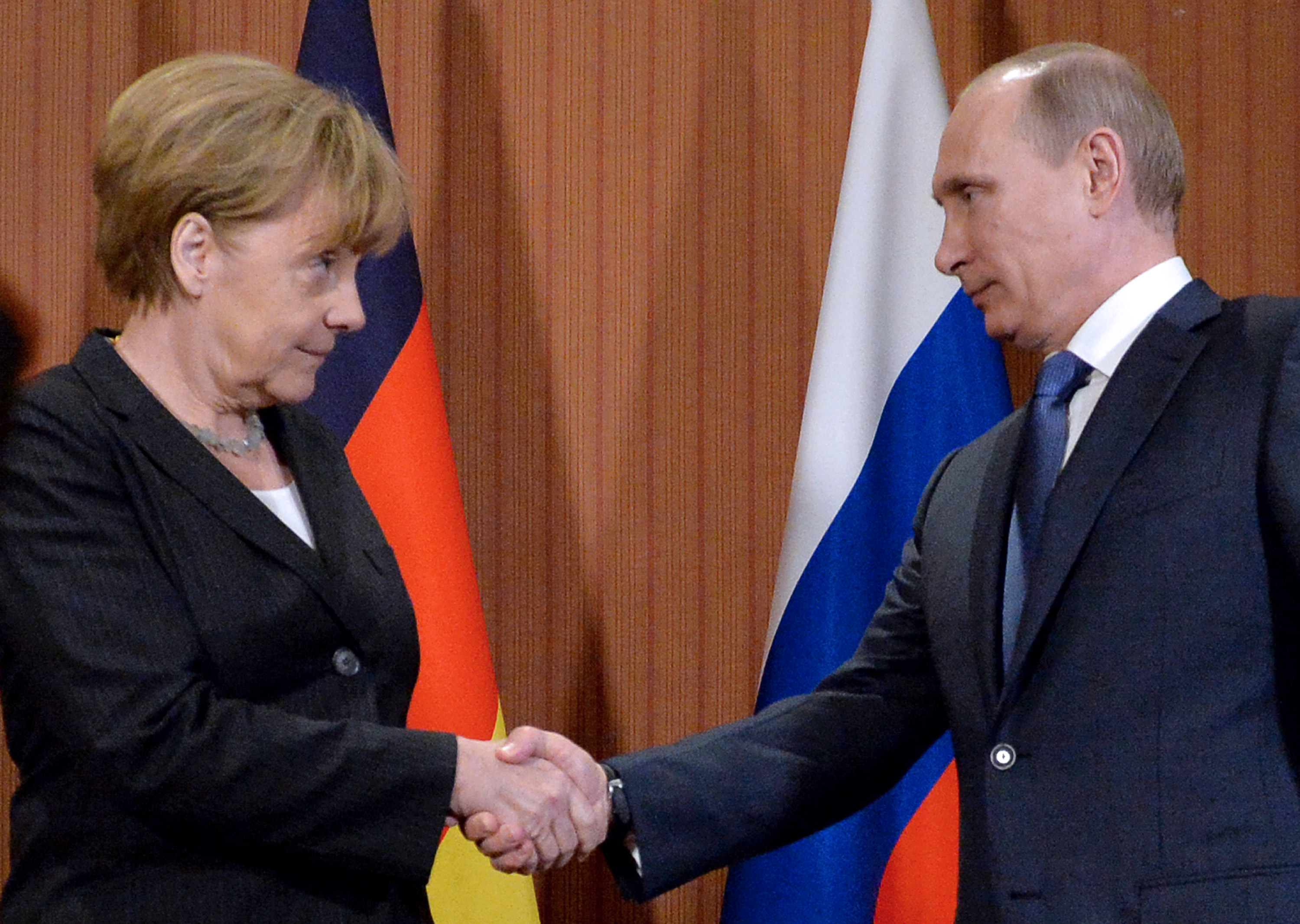 СМИ: Путин обсудил с Меркель конфликты на востоке Украины и в Сирии