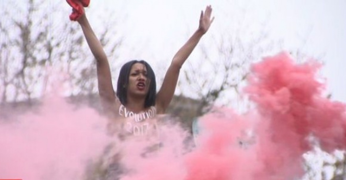 Скандальное движение Femen устроило обнаженную акцию с файер-шоу на пушке - кадры