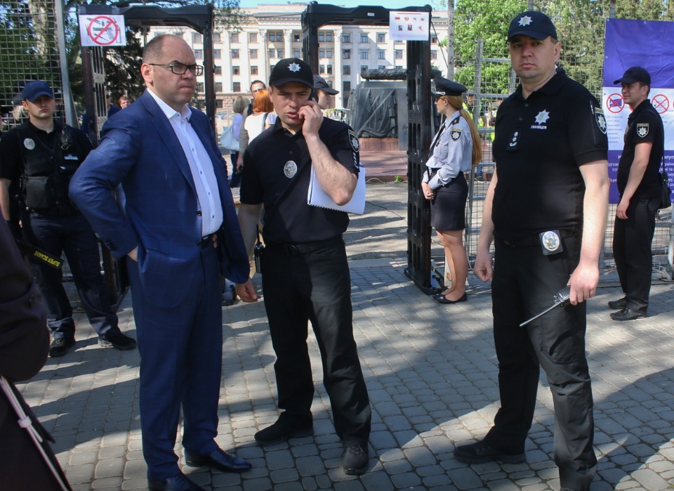 Осмотр, усиленное патрулирование и пробки на дорогах: так в Одессе проходит годовщина трагедии 2 мая – кадры 