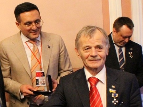 Депутат Европарламента наградил Мустафу Джемилева Орденом Рыцаря
