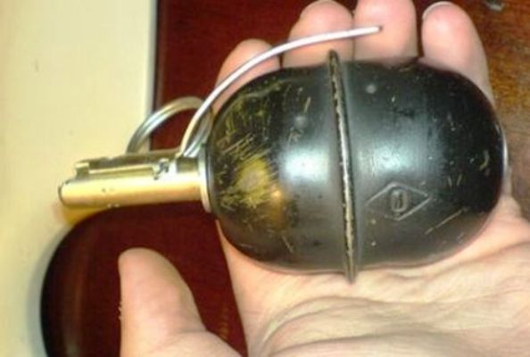 От застолья до криминала: в Артемовске мужчина и женщина пытались продать гранату