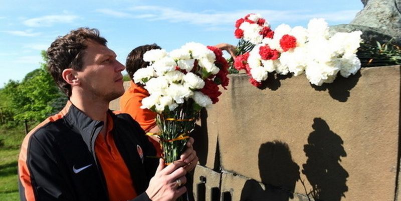 Футболисты "Шахтера" возложили цветы к монументу освободителям
