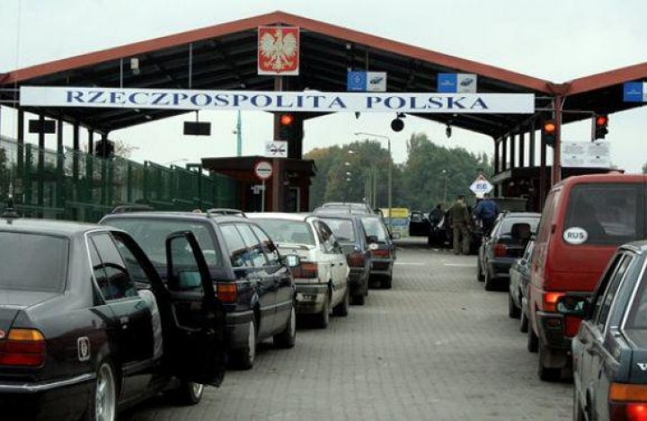 На границе с Польшей снова сотни автомобилей стоят в пробках 