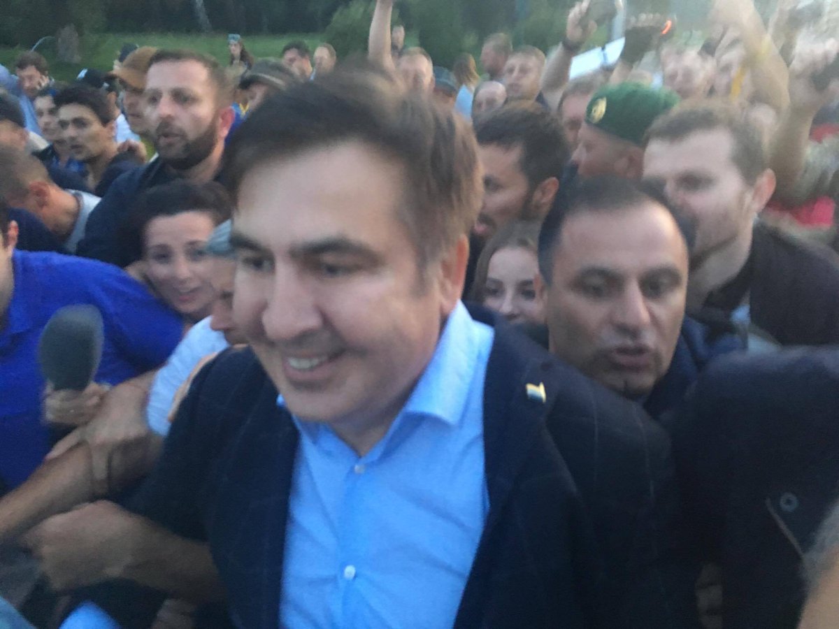 Саакашвили прибыл: сторонники экс-президента Грузии прорвали кордон силовиков и протащили его на территорию Украины – опубликованы кадры