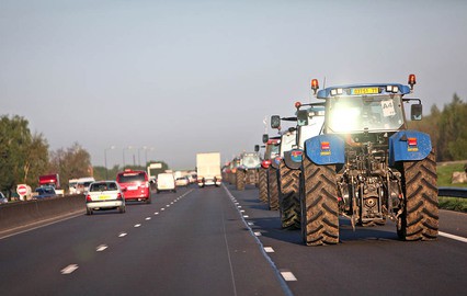 Французские фермеры направляются в Париж на протест