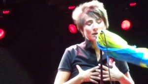 Земфире флаг Украины передал фанат из Киева: "вышло все спонтанно"