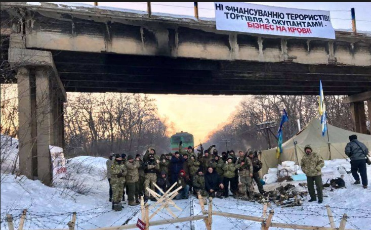 Разгон блокады Донбасса: в зоне АТО задержано 43 участника акции, есть раненые – опубликованы кадры