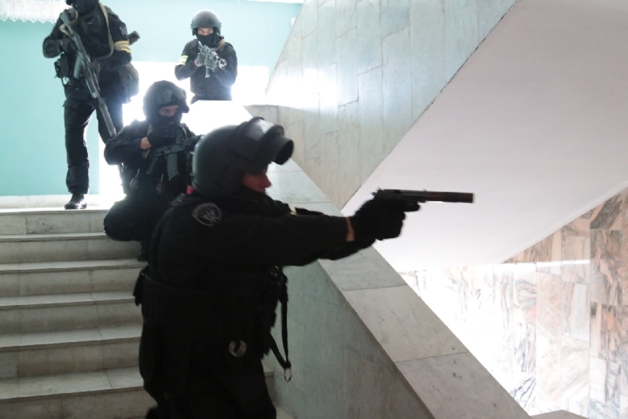 В Казани подросток с пистолетом и ножом захватил заложников в школе: появились фото и первые подробности ЧП
