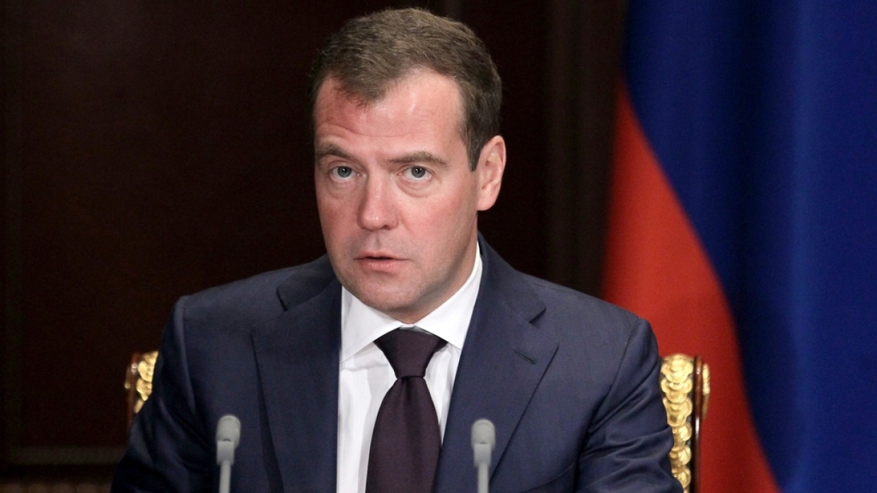 "Правительство РФ сложит свои полномочия", - первое громкое заявление Медведева после ужесточения санкций США против Кремля