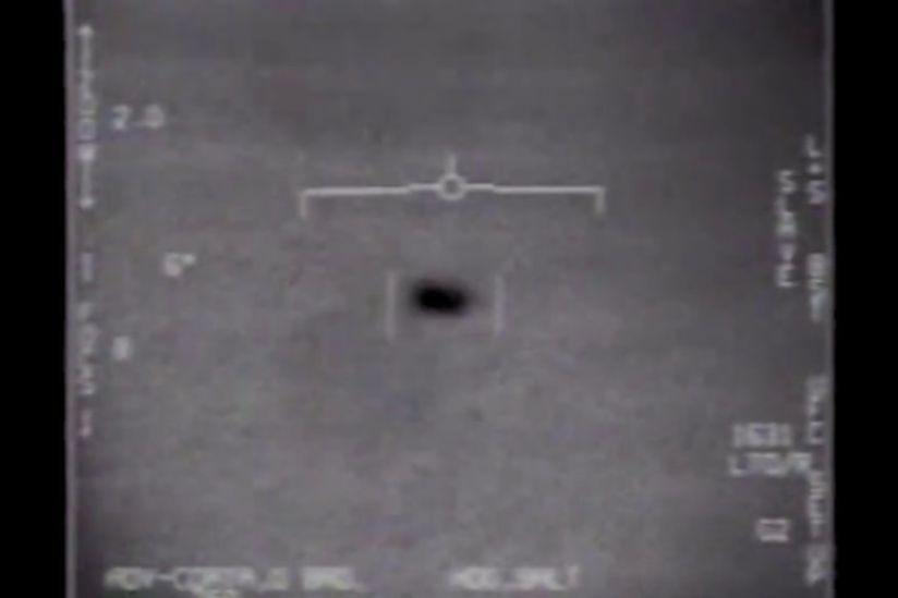 ​НЛО существуют: Пентагон показал кадры с загадочными летающими объектами