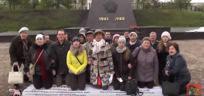 В Екатеринбурге жители стали на колени ради видеообращения к Путину