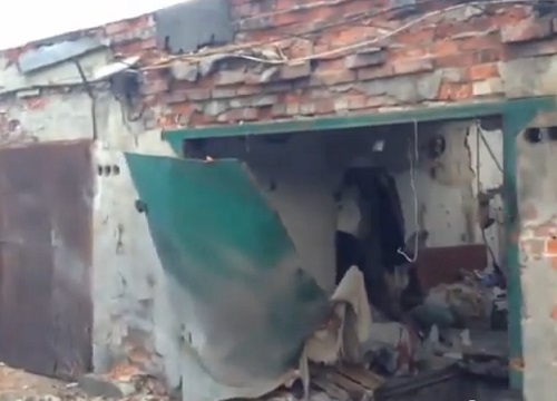 В Киевском районе Донецка, разрушенный минометным обстрелом гаражный кооператив подвергся разграблению
