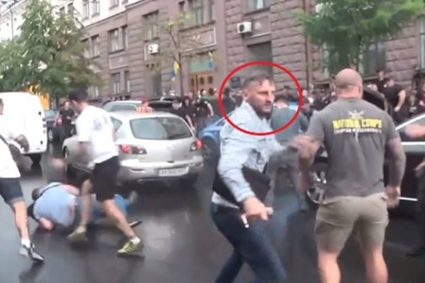 ​При нападении на Порошенко "засветился" ветеран "Азова", которому Зеленский дал гражданство Украины