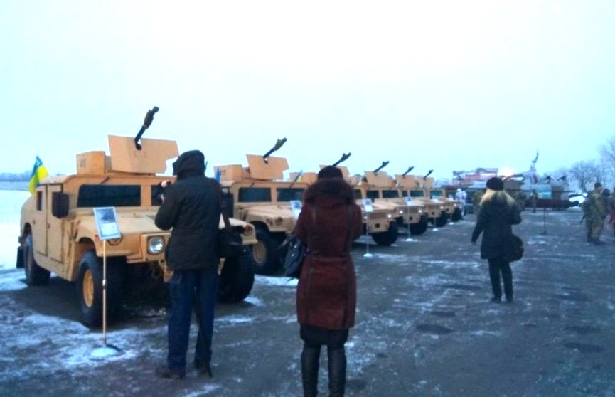 В Сети появились фото сверхнового вооружения, которое президент Порошенко привез в Мариуполь в качестве подарка на Новый год для защитников Украины
