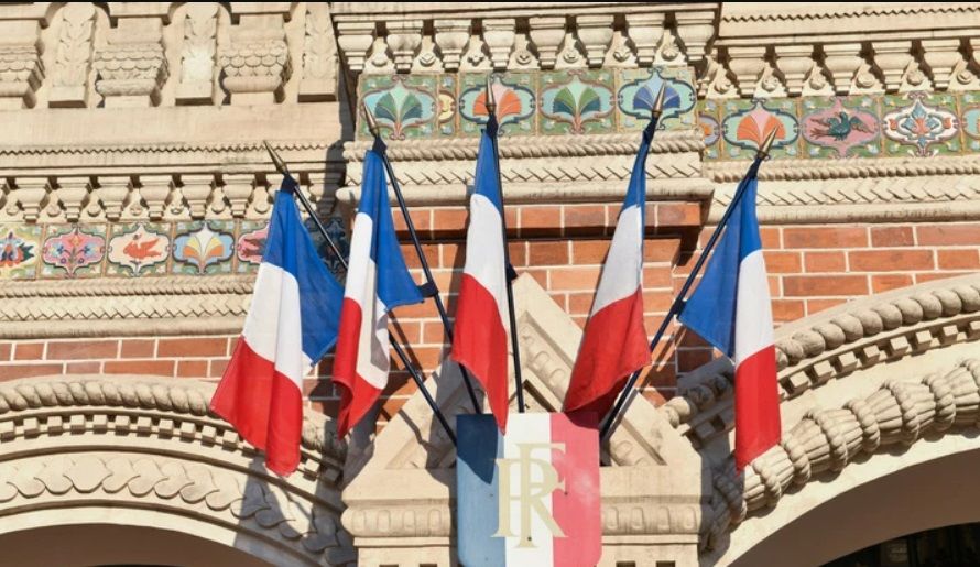 У Посольство Франції у Москві надіслали посилку з кістками та "сувенірами з Криму": хто за цим стоїть 