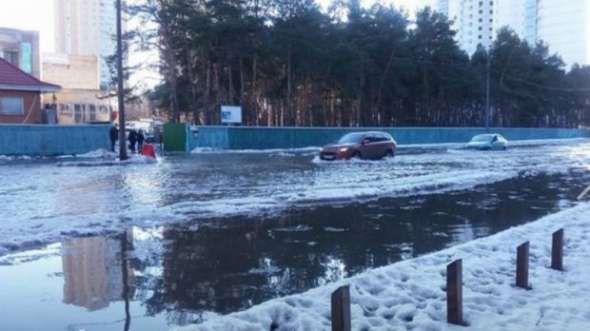 ​Экстрим по-столичному: в Киеве затопило улицу, одна машина провалилась под асфальт