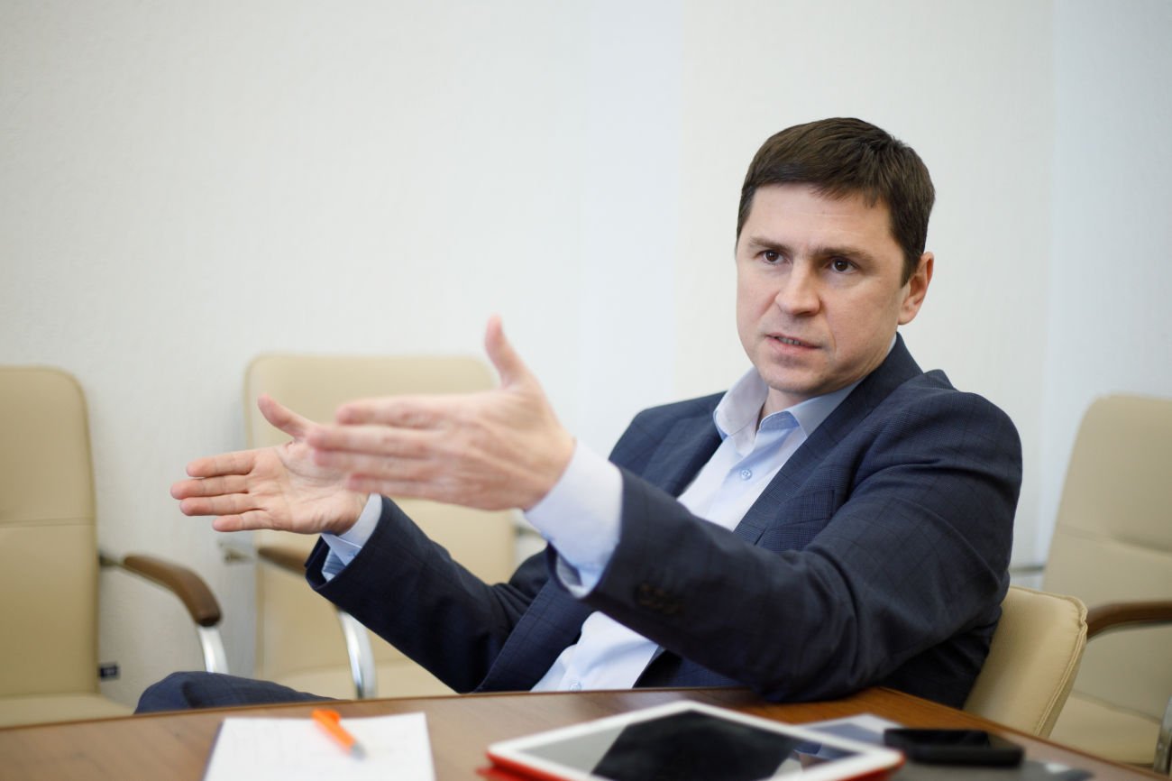 Подоляк назвал причины неразглашения подробностей о новой военной помощи для Украины 