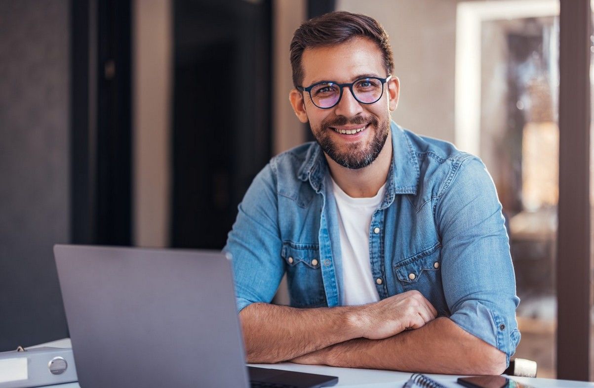 Как сохранить зрение при работе за компьютером: привычки, освещение, режим