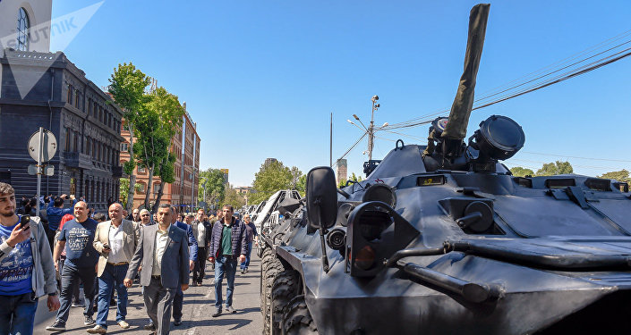 Из-за протестов в Ереване посольства срочно переходят на закрытый режим: митингующих "окружают" военной техникой - новые кадры из Армении