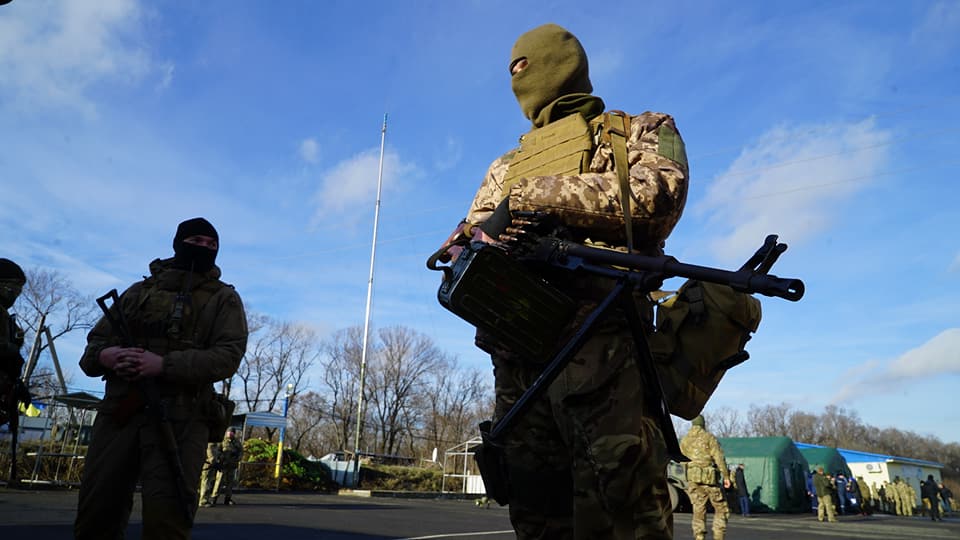 Все замерли в ожидании обмена пленных: стороны конфликта заняли позиции вблизи оккупированной Горловки и ждут команды - первые кадры