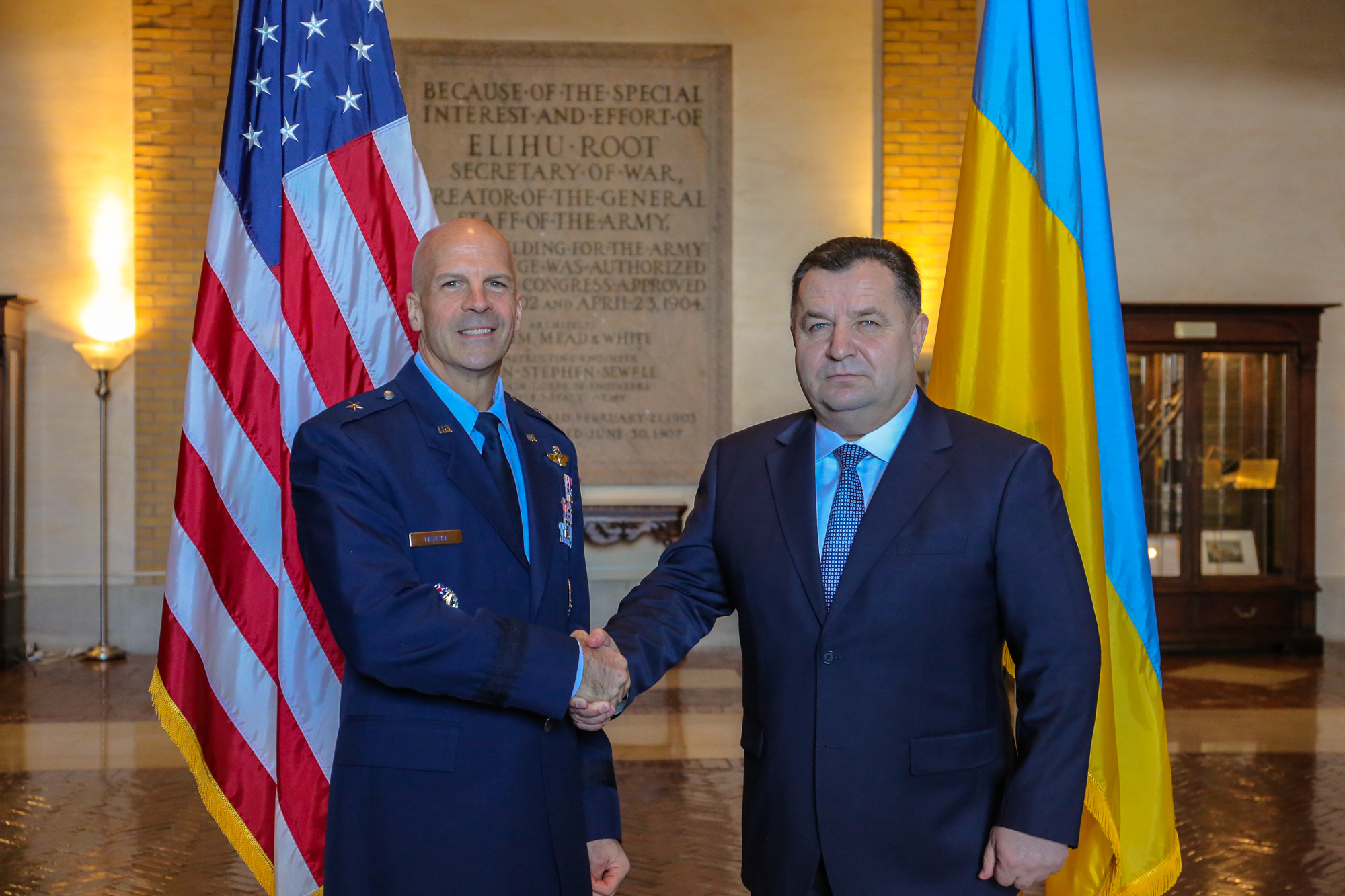 "США были и остаются главным стратегическим партнером Украины", - глава Минобороны Полторак