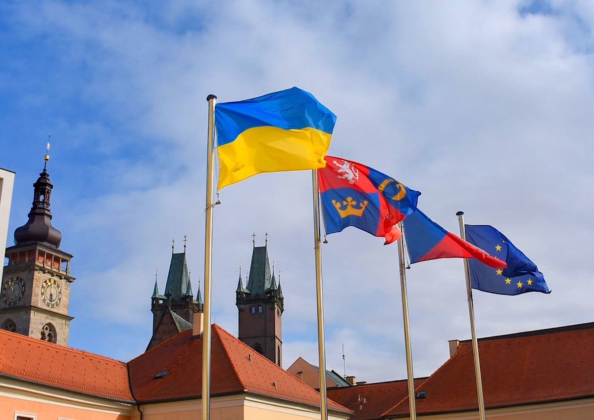 В Чехии не утихает дискуссия об Украине: снятие флагов с госучреждений, символы солидарности и реальный вклад беженцев в экономику