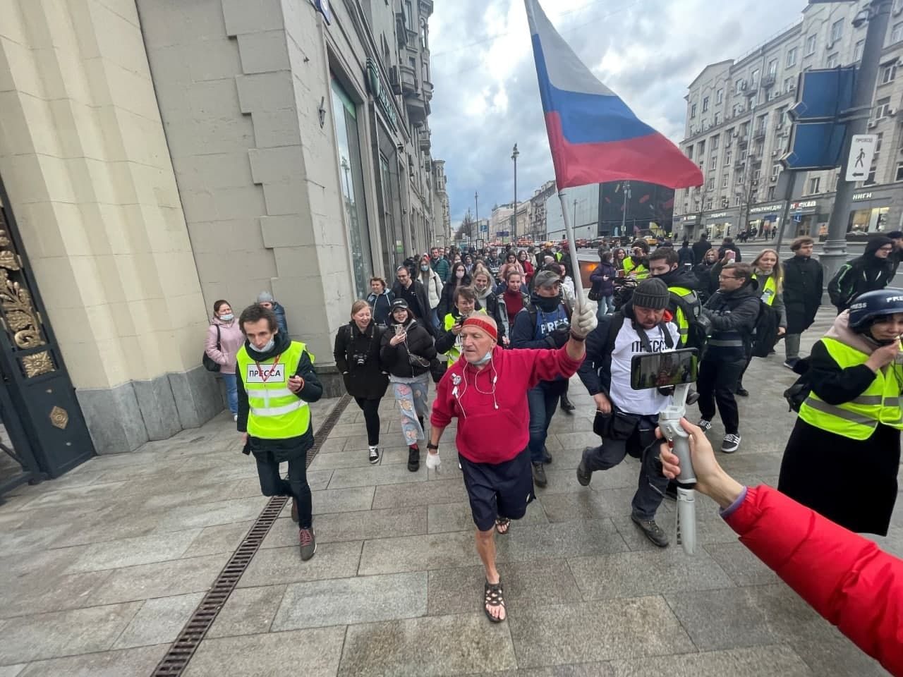 ​В центре Москвы пенсионер с флагом РФ повторил слова Байдена о Путине - момент попал на видео